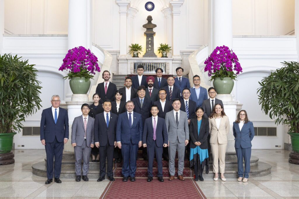 歐美外資高層拜會總統府遞交倡議書 力挺台灣邁向2050淨零轉型