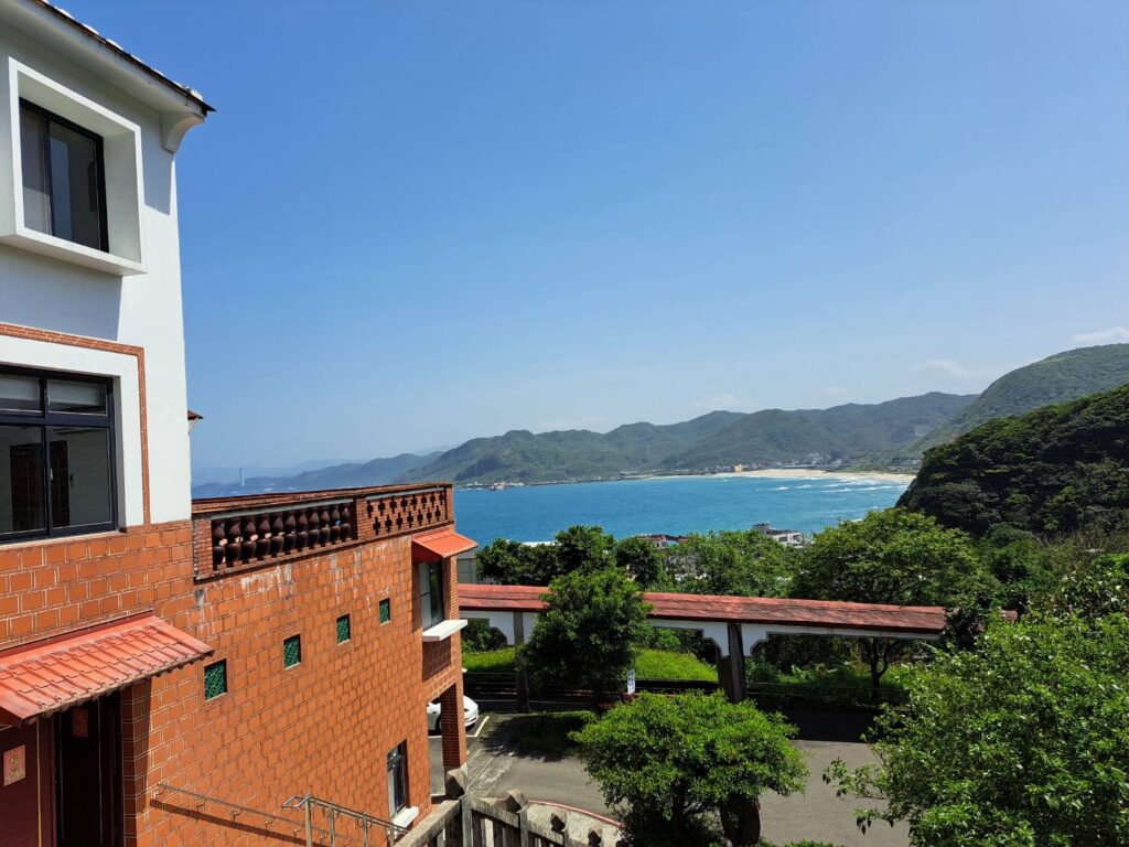 新北仁家白牆映紅磚展新貌　步道階梯防滑綠化　體貼住民安心樂活