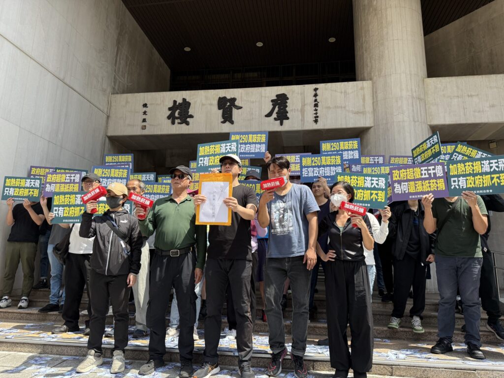 政府超徵稅還要漲菸捐 吸菸族上街頭拒當提款機