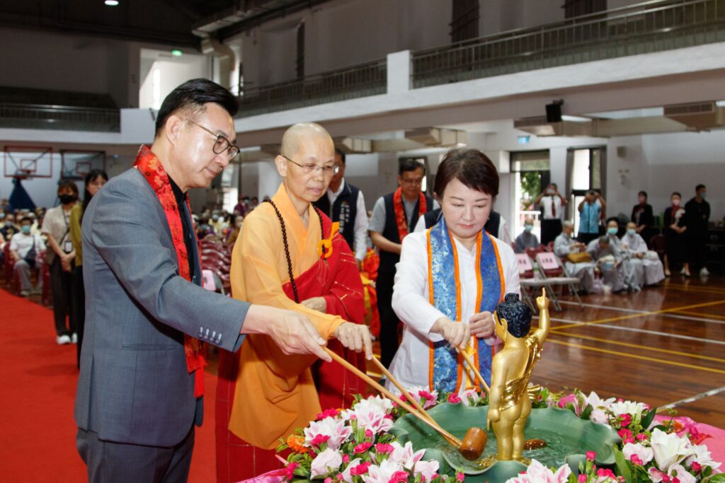 大台中佛教會浴佛祈福-2千人共沐佛恩 盧市長祈三願:四時無災、世界和平、國家安定
