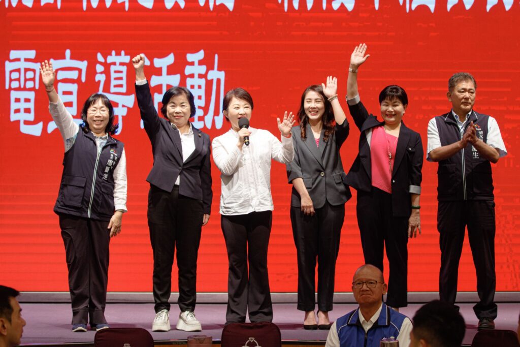 清水區婦女會表揚活動　盧市長感謝發揮溫暖力量：每一位都是「社會典範」！