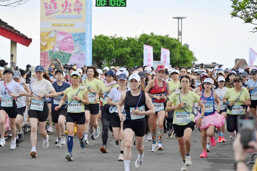 新北市鐵道馬拉松10週年今熱血開跑　侯友宜鳴槍為選手加油