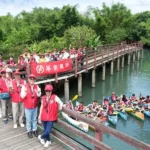 世界地球日北投小同學-打造了四艘獨⽊⾈在五分港溪撿垃圾「淨溪活動」