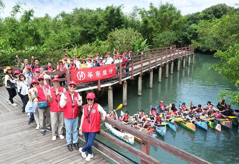 世界地球日北投小同學-打造了四艘獨⽊⾈在五分港溪撿垃圾「淨溪活動」