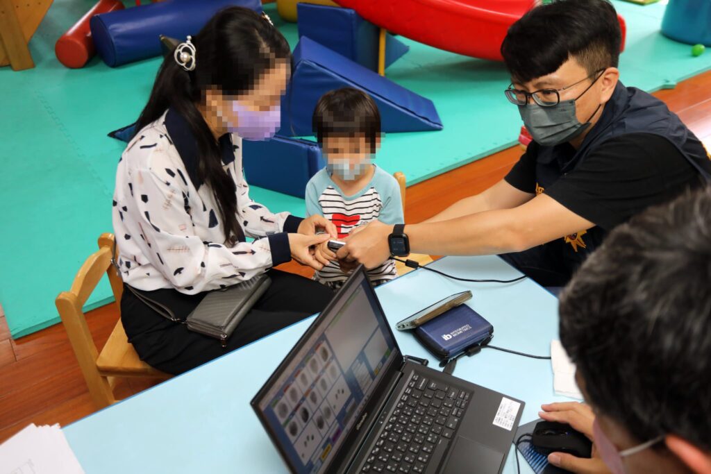 不再怕走失!嘉義警進早療中心為學齡前孩童建檔護安全