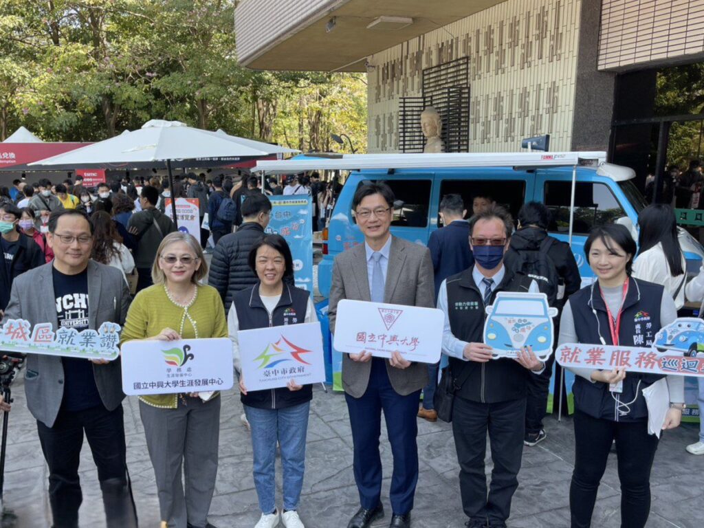 繞行大台中助市民就業！　中市勞工局就業服務巡迴車超吸睛