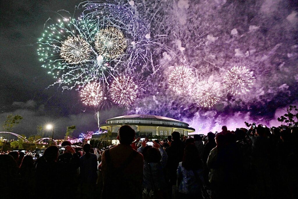新北市美術館開館活動登場　侯友宜與民眾共賞300秒煙火秀