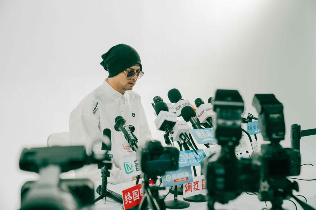 黃明志拍mv想入非非-道歉-崩潰落淚-還脫內褲潛規則