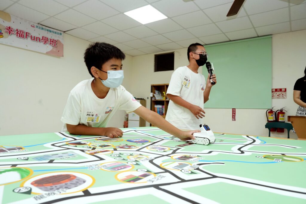 中華聖母基金會課輔班成果展　偏鄉孩子手繪地圖挑戰機器人