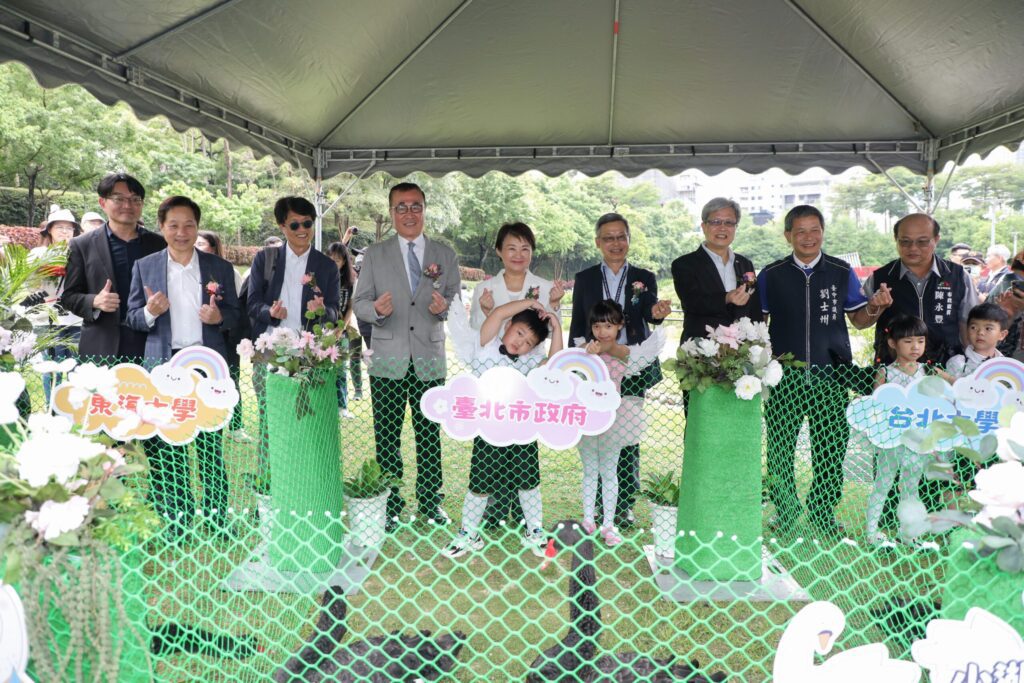 秋紅谷黑天鵝家族壯大! 盧市長歡送「鵝」子、女「鵝」-與北市府、北大與東大「結親家」