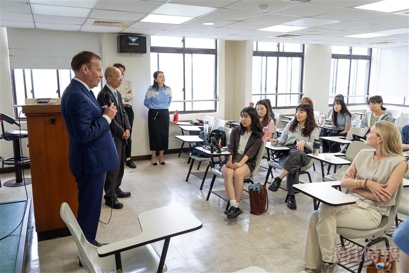 法國前國會議員俞諾與法文系學生對談 強調民主價值與國際合作