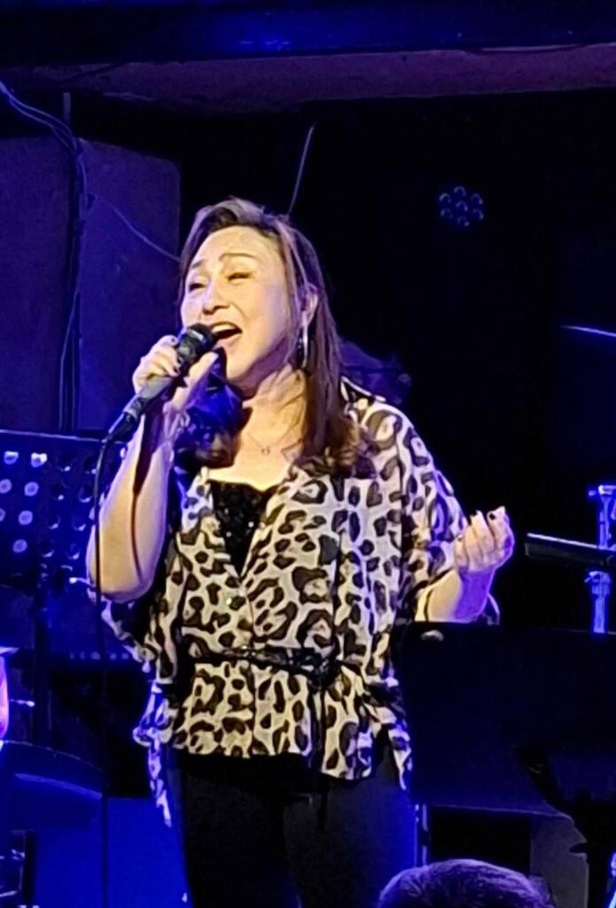 鄭怡解鎖人生-換上豹紋新裝首次pub演唱初體驗