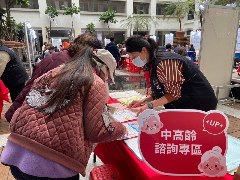 溫馨5月挺您就業! 中市勞工局邀集70家企業、超過5,500個職缺招募人才