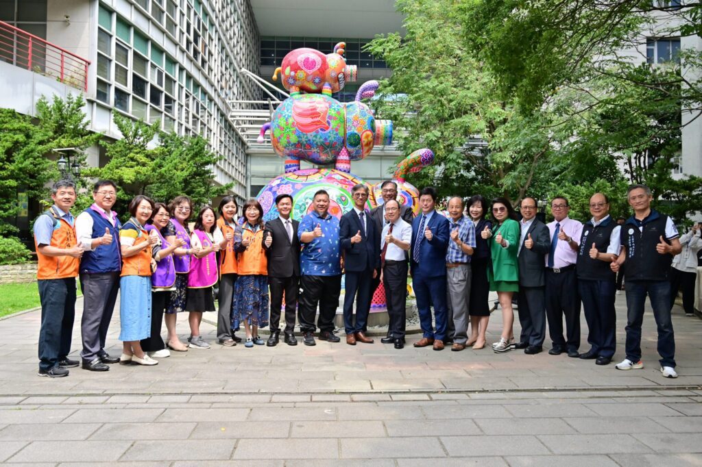 台中打卡新景點! 藝術大師洪易作品《叁豬》進駐地稅局