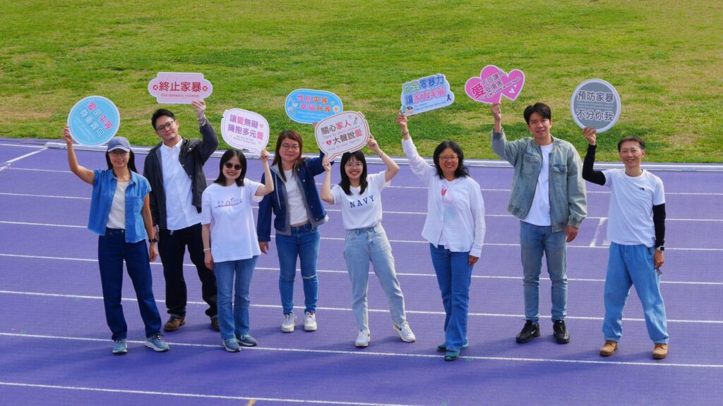 響應世界丹寧日　新北社工穿著丹寧牛仔風　籲尊重性別平權