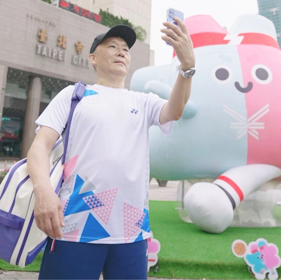 ▲ 李峻淯來到臺北市政府前廣場與世壯運吉祥物壯寶合影。（圖/ 台北市政府）