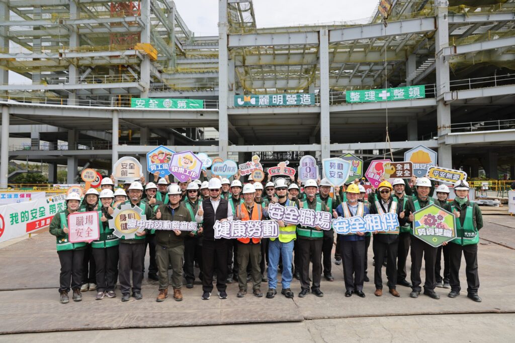 塔吊作業眉角多! 中市勞工局攜手網紅「超認真少年」宣導塔吊安全