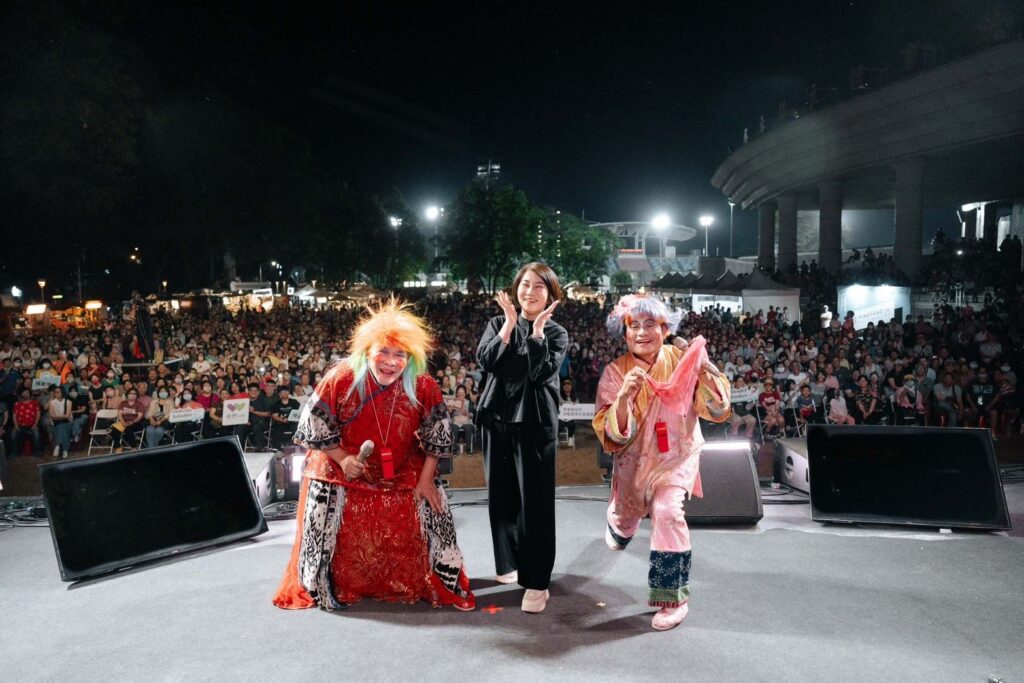 鐵獅玉玲瓏超有梗！屏東3千鄉親笑到飆淚　周春米也尬歌