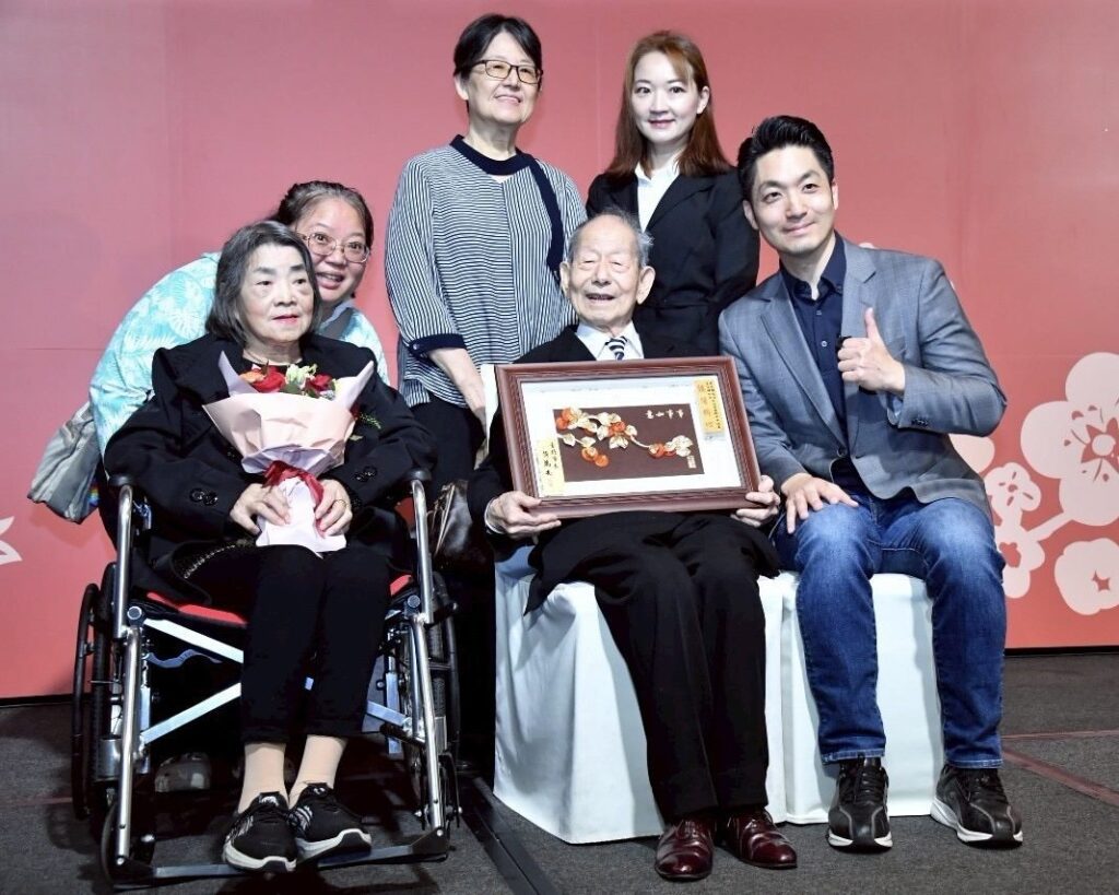 金婚長輩真愛動人　蔣萬安祝福母親節快樂添溫馨