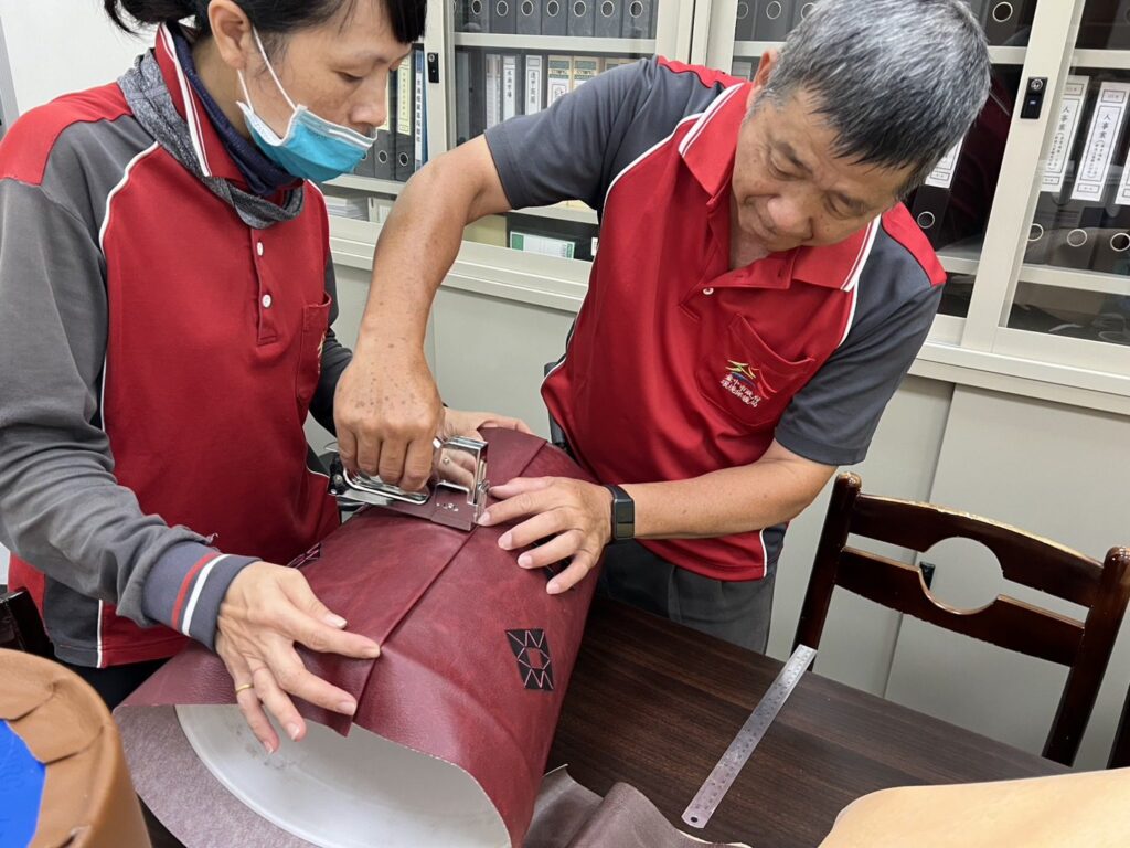 廢沙發皮變可愛小椅 中市西屯區清潔隊打造「回收系」環保文創