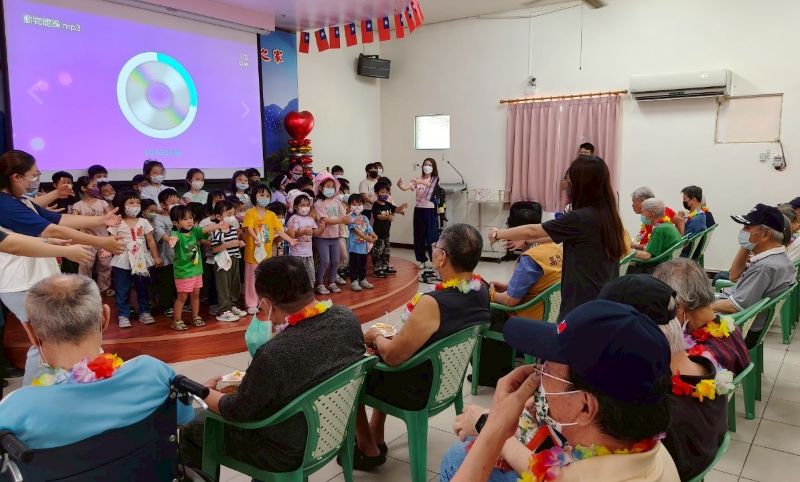 高雄榮家4月份慶生茶會　96歲蘇伯伯溫馨許願切壽糕