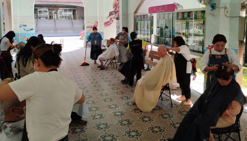 希望之心義剪團高雄榮家溫馨開剪　長輩漂亮一夏