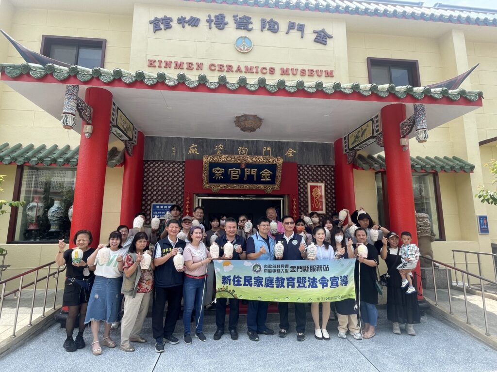 慶祝母親節移民署邀新二代彩繪官窯高粱酒瓶獻祝福