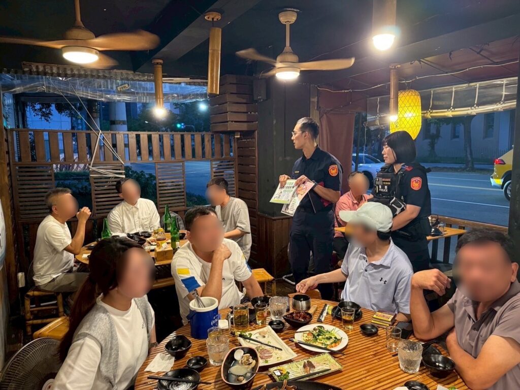 從源頭防制酒駕發生-高雄警穿梭飲酒場所叮嚀勿酒駕