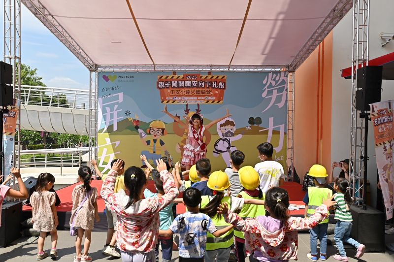 工安小達人體驗營登場 親子攜手闖關學職安