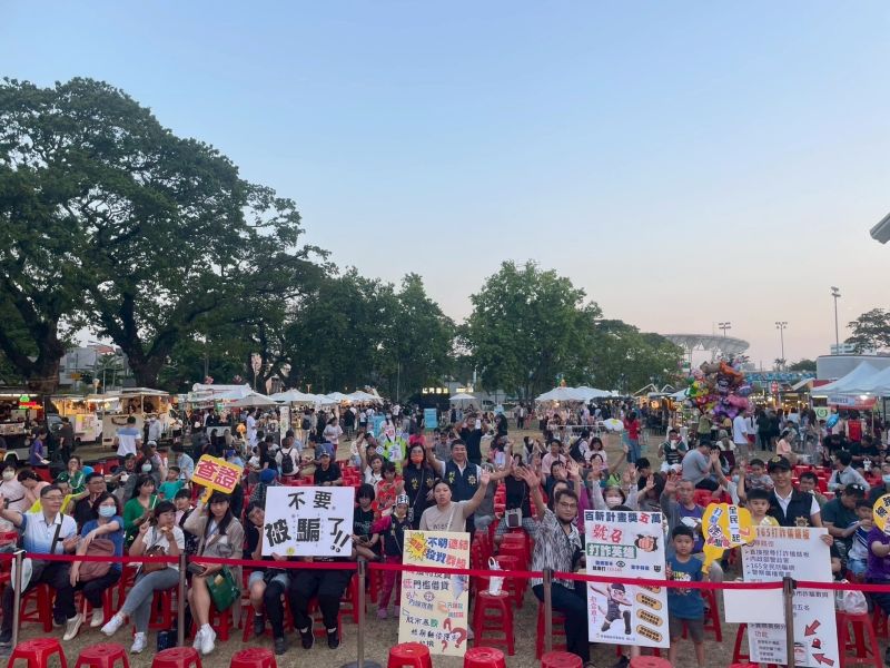 屏東小米縣長偕鐵獅玉玲瓏表演 呼籲全民一起加入「抓車手、斷人頭戶」的打詐行列