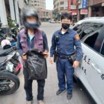 百萬現金裝袋騎機車-民族警｢毋湯啦｣急勸阻