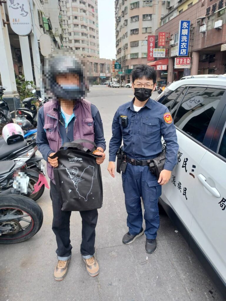 百萬現金裝袋騎機車-民族警｢毋湯啦｣急勸阻