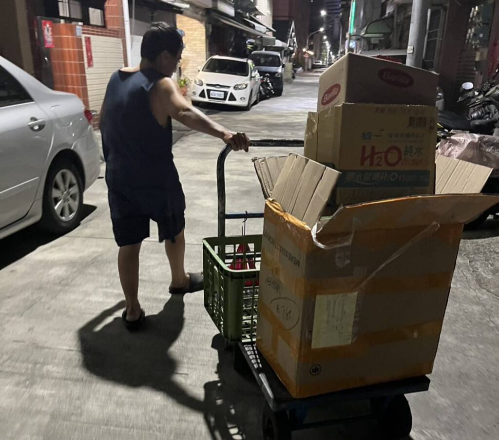 拾荒三兄弟病故陷愁雲 殯葬善人陳紀孝無償助後事