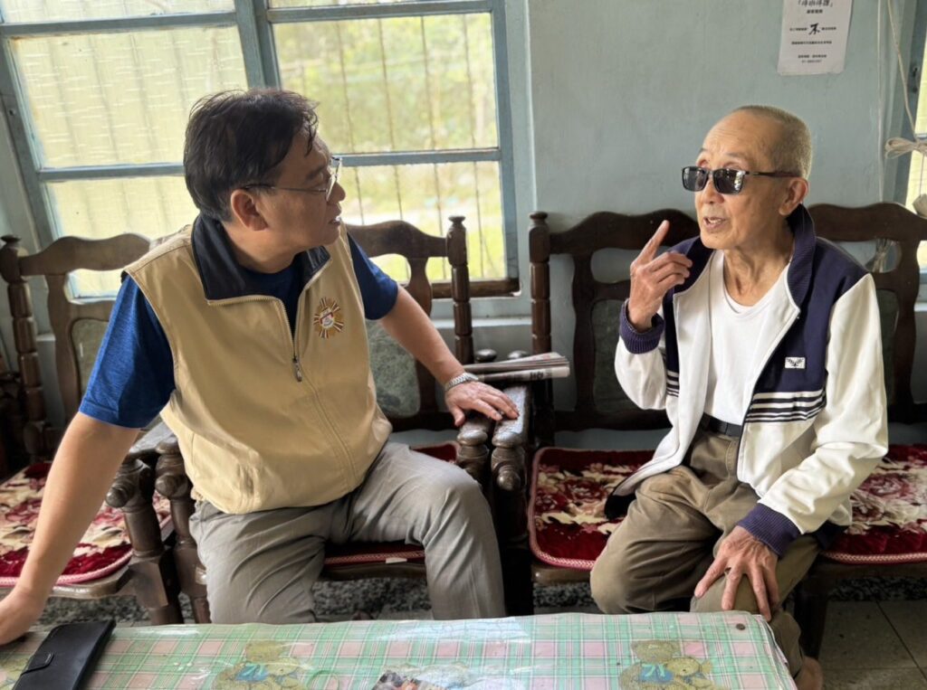 關懷獨居榮民-高雄市榮服處深入六龜山區送暖