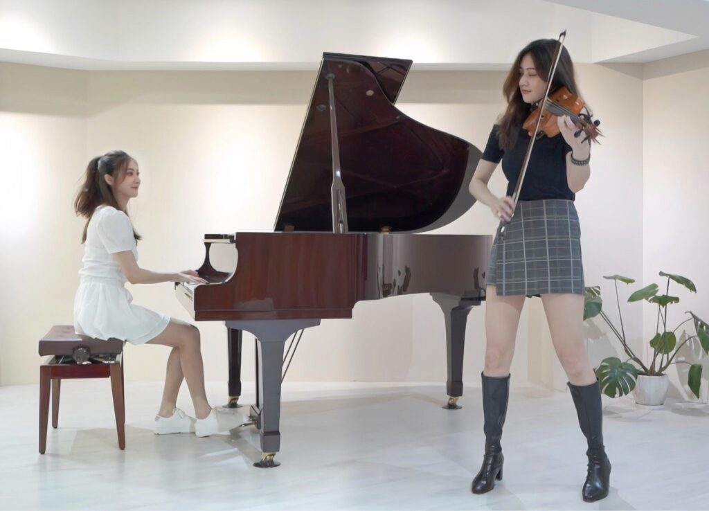 黑白林逸欣雙琴演繹分身疑雲-一人分飾兩角的「雙胞胎合奏」