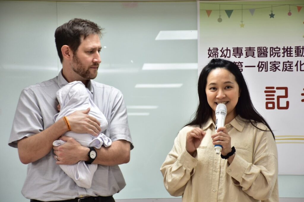 臺北婦幼院區迎首例水中生產 三寶媽圓夢全家參與迎新生