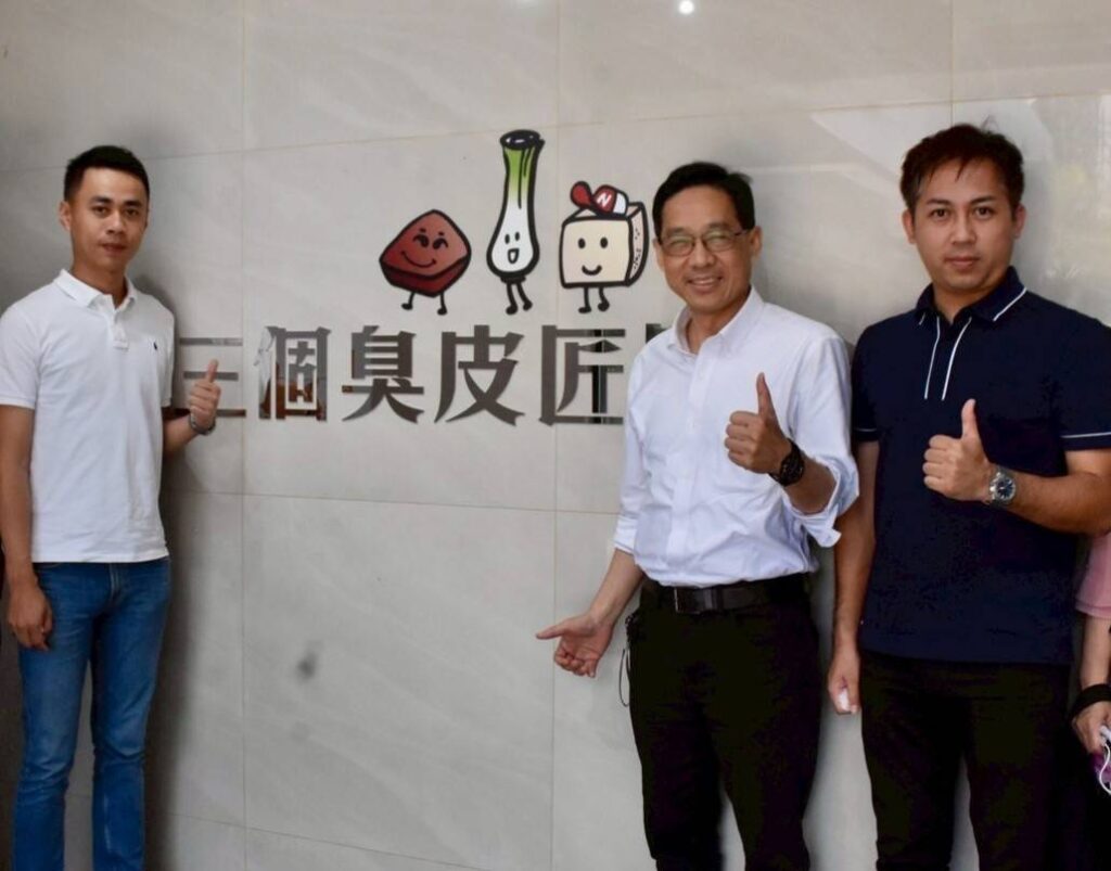 讓世界看見台中軟「食」力！　經發局長走訪酸菜魚食品廠-肯定青年創業力