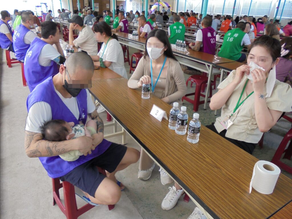 康乃馨獻母恩錄音傳情無距離 高雄第二監獄母親節懇親會溫情滿盈