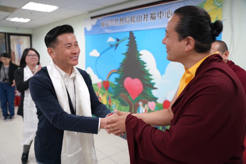 佈施為首、智慧為道 薩迦文殊佛學會攜手戴錫欽議長關懷500戶家庭