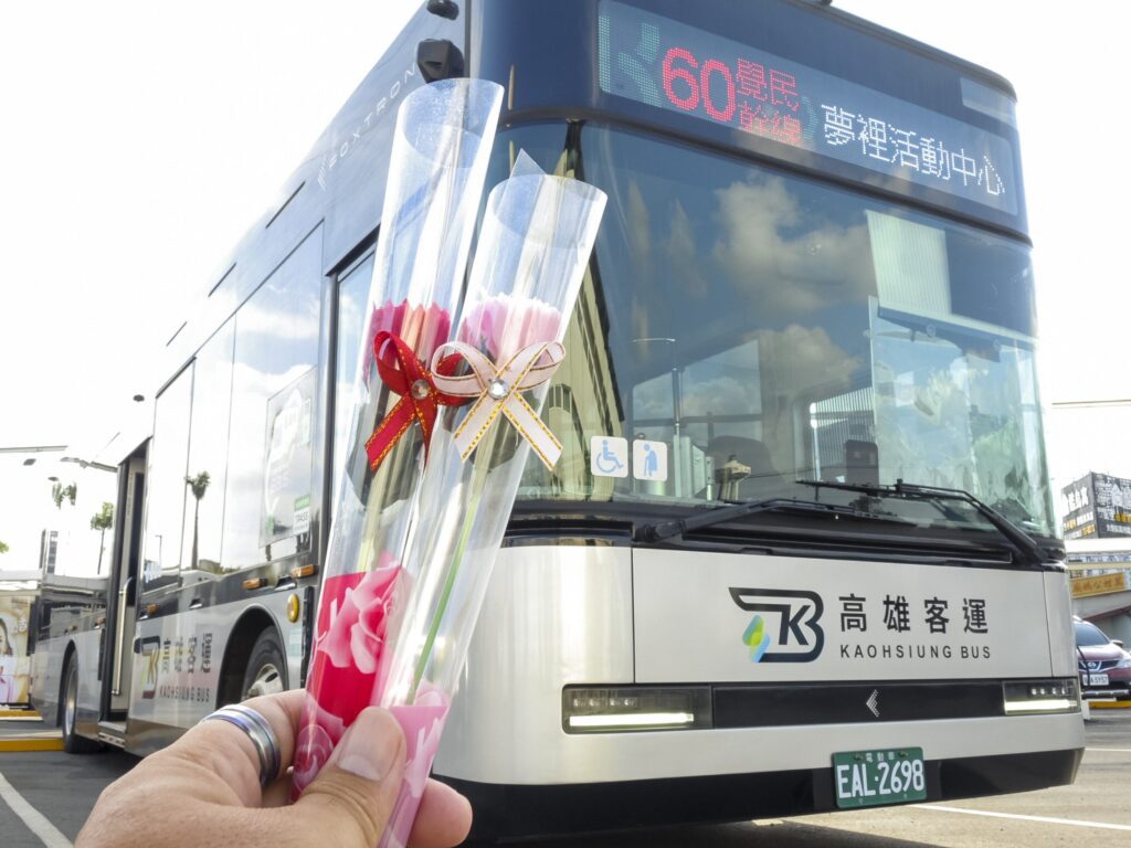 感謝媽咪!-搭公車來「科工館站」送康乃馨-女性搭60路公車免費