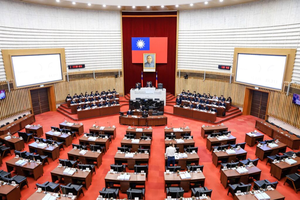 高中職以下普通教室建置大型觸控顯示器　陳其邁允諾加速完