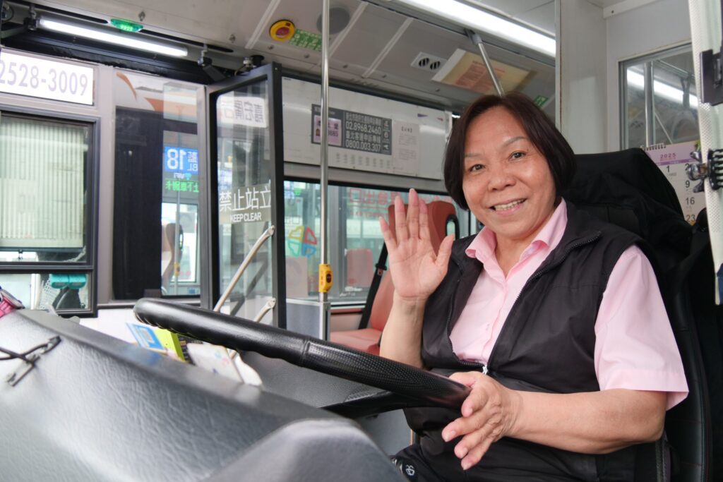 母親節快樂　公車媽媽駕駛的運轉手人生　-樂在工作乘客變粉絲