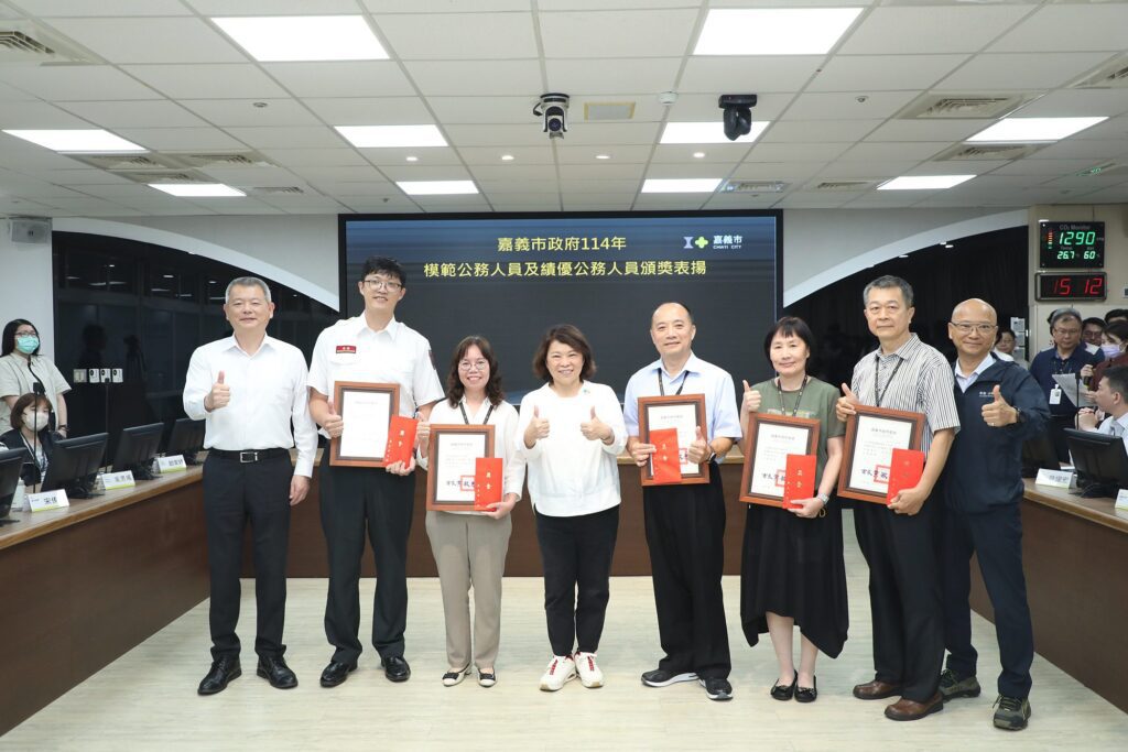 嘉義市表揚模範及績優公務人員 黃敏惠期許同仁跨域整合帶動城市再造