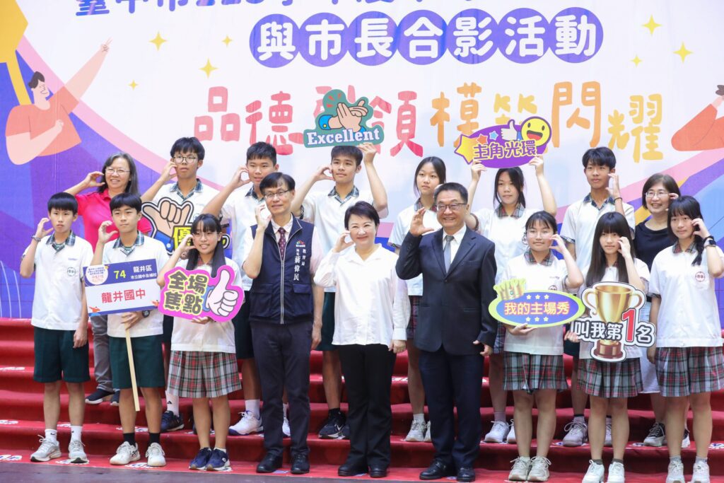 與5301模範生合影! 盧市長「各俏皮pose」全配合:你們是媽媽最好的禮物