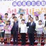 與5301模範生合影! 盧市長「各俏皮pose」全配合:你們是媽媽最好的禮物
