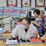 前進和平送光明　中市社會局為偏鄉長輩配老花眼鏡