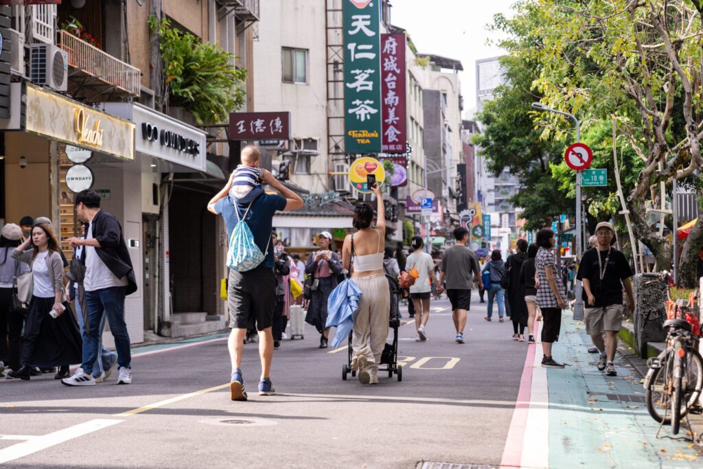 永康街街頭漫步成風景-假日管制區人本交通獲讚