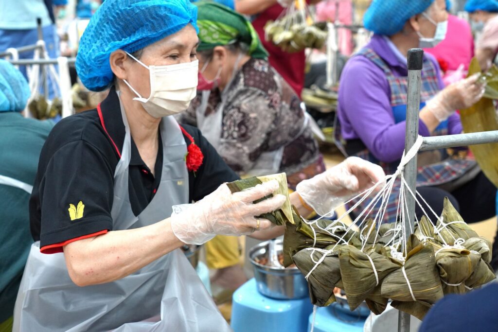 10年愛心不間斷　萬顆愛心粽親手做　元亨寺台北講堂攜手慈善團體助新北弱勢
