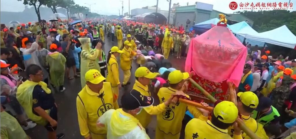 媽祖也不賞臉？白沙屯鑾轎見罷免旗急煞轉向　網嗆：連神明都不想理