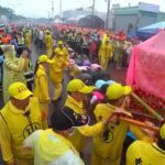 媽祖也不賞臉？白沙屯鑾轎見罷免旗急煞轉向　網嗆：連神明都不想理